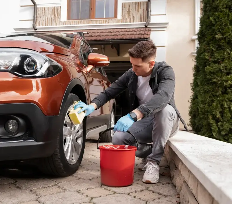 Lavage auto à domicile Ménétréols-sous-Vatan : professionnel intervenant sur un véhicule